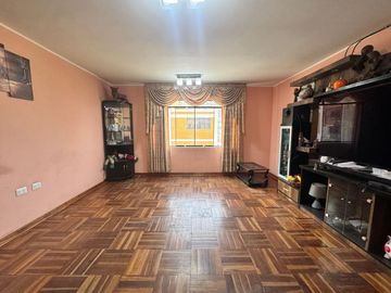 ¡GRAN OPORTUNIDAD! CASA DE 3 PISOS EN INDEPENDENCIA – UBICACIÓN ESTRATÉGICA