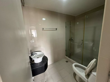 3BR Condo 123,50 sqm in Pinecrest Residential Resort in Newport City Pasay, Semi Furnished