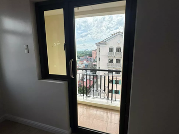 3BR Condo 123,50 sqm in Pinecrest Residential Resort in Newport City Pasay, Semi Furnished