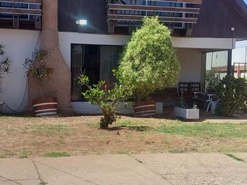 Se Vende casa con uso comercial , 2 casas con entrada independiente y local comercial UF 10.500