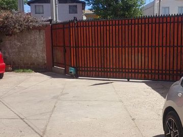 Se Vende casa con uso comercial , 2 casas con entrada independiente y local comercial UF 10.500
