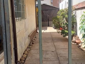 Se Vende casa con uso comercial , 2 casas con entrada independiente y local comercial UF 10.500