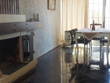 Se Vende casa con uso comercial , 2 casas con entrada independiente y local comercial UF 10.500