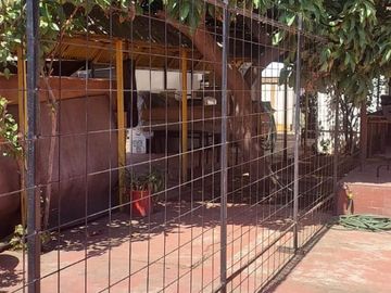 Se Vende casa con uso comercial , 2 casas con entrada independiente y local comercial UF 10.500
