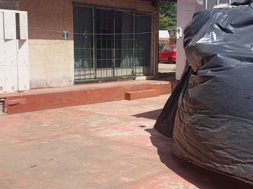 Se Vende casa con uso comercial , 2 casas con entrada independiente y local comercial UF 10.500