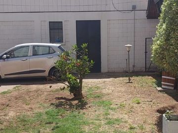 Se Vende casa con uso comercial , 2 casas con entrada independiente y local comercial UF 10.500