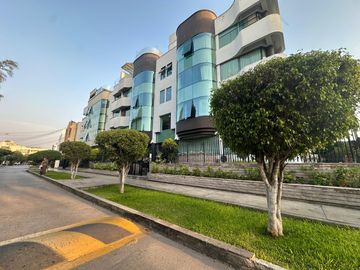 VENDO COMODO DEPARTAMENTO EN 1er. PISO, DE 3 DORMITORIOS AMPLIOS, FRENTE A PARQUE✨