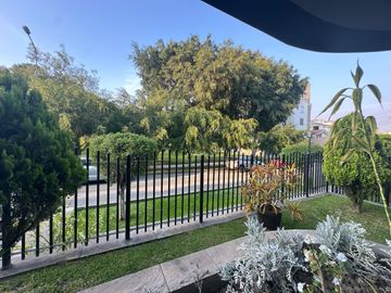 VENDO COMODO DEPARTAMENTO EN 1er. PISO, DE 3 DORMITORIOS AMPLIOS, FRENTE A PARQUE✨