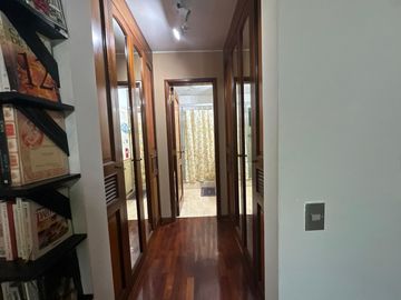 VENDO COMODO DEPARTAMENTO EN 1er. PISO, DE 3 DORMITORIOS AMPLIOS, FRENTE A PARQUE✨