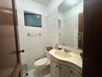 VENDO COMODO DEPARTAMENTO EN 1er. PISO, DE 3 DORMITORIOS AMPLIOS, FRENTE A PARQUE✨