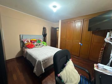 VENDO COMODO DEPARTAMENTO EN 1er. PISO, DE 3 DORMITORIOS AMPLIOS, FRENTE A PARQUE✨