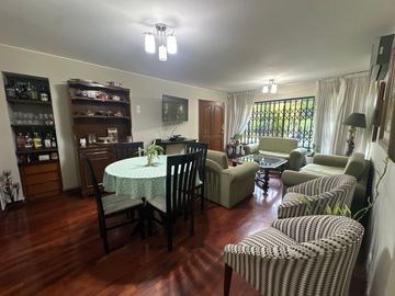 VENDO COMODO DEPARTAMENTO EN 1er. PISO, DE 3 DORMITORIOS AMPLIOS, FRENTE A PARQUE✨
