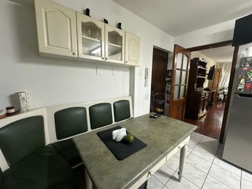 VENDO COMODO DEPARTAMENTO EN 1er. PISO, DE 3 DORMITORIOS AMPLIOS, FRENTE A PARQUE✨