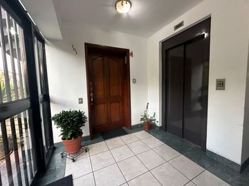 VENDO COMODO DEPARTAMENTO EN 1er. PISO, DE 3 DORMITORIOS AMPLIOS, FRENTE A PARQUE✨