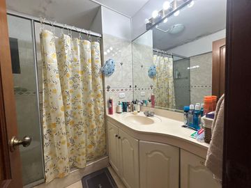 VENDO COMODO DEPARTAMENTO EN 1er. PISO, DE 3 DORMITORIOS AMPLIOS, FRENTE A PARQUE✨