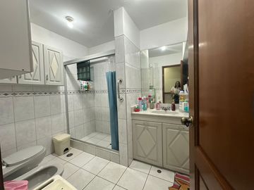 VENDO COMODO DEPARTAMENTO EN 1er. PISO, DE 3 DORMITORIOS AMPLIOS, FRENTE A PARQUE✨