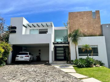 Residencia Moderna en Real de Tetela – Diseño, Confort y Seguridad en un Entorno Exclusivo