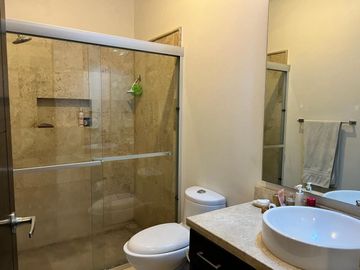 Residencia Moderna en Real de Tetela – Diseño, Confort y Seguridad en un Entorno Exclusivo
