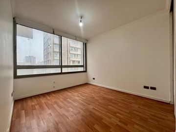 Oportunidad! 2 Dormitorios + 2 Baños + Estacionamiento Y Bodega. Santiago Centro
