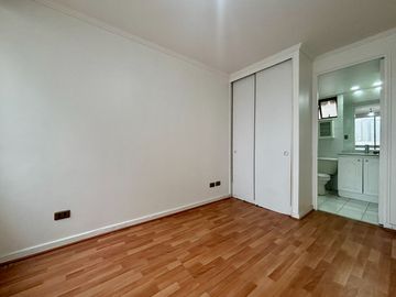 Oportunidad! 2 Dormitorios + 2 Baños + Estacionamiento Y Bodega. Santiago Centro