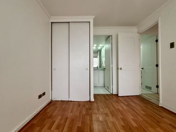 Oportunidad! 2 Dormitorios + 2 Baños + Estacionamiento Y Bodega. Santiago Centro