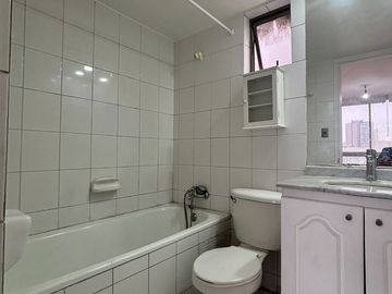 Oportunidad! 2 Dormitorios + 2 Baños + Estacionamiento Y Bodega. Santiago Centro