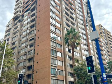 Oportunidad! 2 Dormitorios + 2 Baños + Estacionamiento Y Bodega. Santiago Centro
