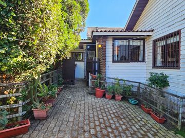 CASA A 2 CUADRAS DE AV. CONCON REÑACA, A PASOS DE PLAZA EL PRADO