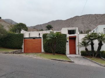 Exclusiva Casa en Venta en Urb. Rincón de la Planice II Etapa - Pachacamac / Estilo, Confort y Amplitud