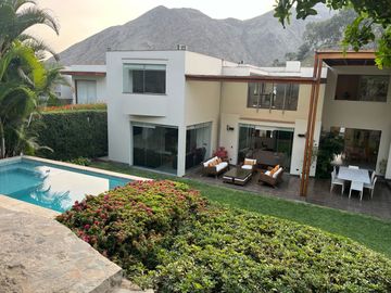 Exclusiva Casa en Venta en Urb. Rincón de la Planice II Etapa - Pachacamac / Estilo, Confort y Amplitud