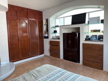 Casa Residencial en venta en el Estado de México. ( con alberca, salón de convivios, amueblada y decorada ).