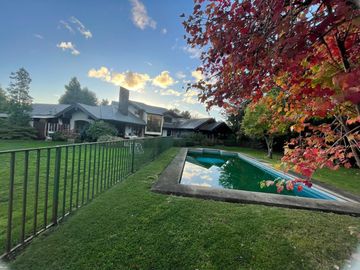 Hermosa Casa Con Lindo y Gran Jardín En Condominio