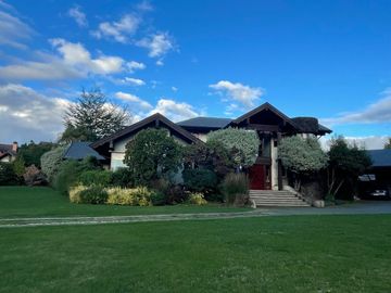 Hermosa Casa Con Lindo y Gran Jardín En Condominio
