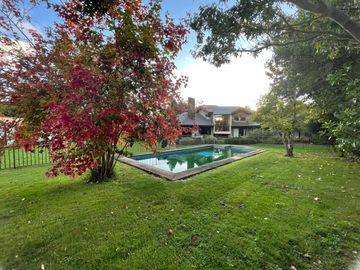 Hermosa Casa Con Lindo y Gran Jardín En Condominio
