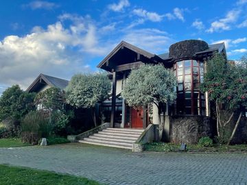 Hermosa Casa Con Lindo y Gran Jardín En Condominio
