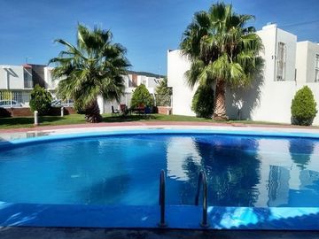 SE RENTA CASA EN RESIDENCIAL LOS ALMENDROS, ALBERCA, PALAPA AYALA MORELOS