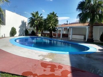 SE RENTA CASA EN RESIDENCIAL LOS ALMENDROS, ALBERCA, PALAPA AYALA MORELOS