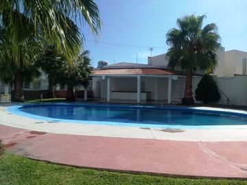 SE RENTA CASA EN RESIDENCIAL LOS ALMENDROS, ALBERCA, PALAPA AYALA MORELOS
