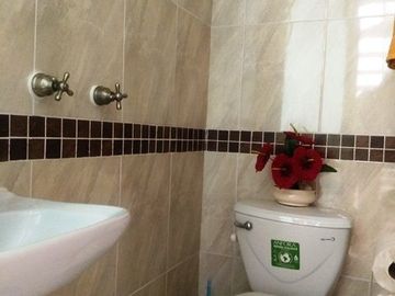 SE RENTA CASA EN RESIDENCIAL LOS ALMENDROS, ALBERCA, PALAPA AYALA MORELOS