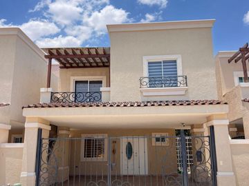 CASA EN FRACC. VIÑEDOS - Modelo Grande