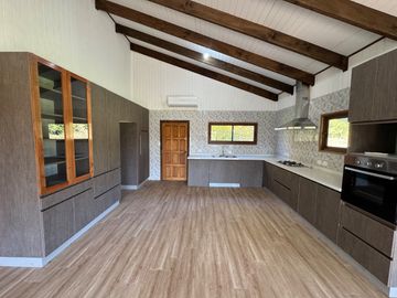 Casa nueva de 1 piso orilla pavimento km 20 camino a Cato