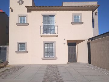 CASA EN VENTA EN RANCHO SANTA MÓNICA