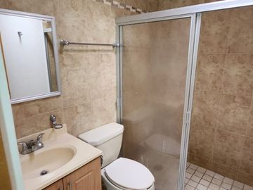 Excelente casa de 1 planta (con opción a 2do.piso) en Bugambilias Country