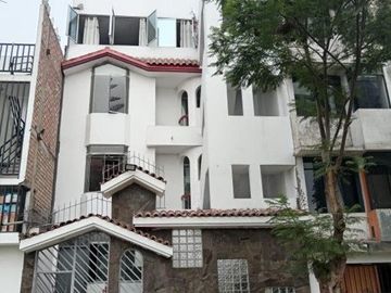 *VENDO HERMOSA CASA DE 4 PISOS + AZOTEA Y COCHERA EN URB. LOS JAZMINES CALLAO – EXCELENTE ESTADO*🏡