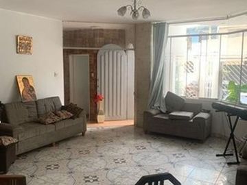 *VENDO HERMOSA CASA DE 4 PISOS + AZOTEA Y COCHERA EN URB. LOS JAZMINES CALLAO – EXCELENTE ESTADO*🏡