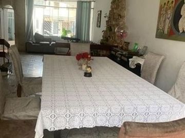 *VENDO HERMOSA CASA DE 4 PISOS + AZOTEA Y COCHERA EN URB. LOS JAZMINES CALLAO – EXCELENTE ESTADO*🏡