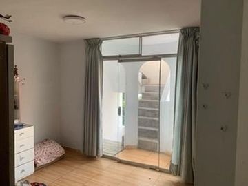 *VENDO HERMOSA CASA DE 4 PISOS + AZOTEA Y COCHERA EN URB. LOS JAZMINES CALLAO – EXCELENTE ESTADO*🏡