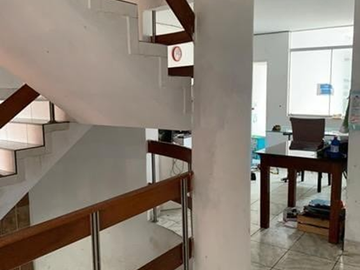 *VENDO HERMOSA CASA DE 4 PISOS + AZOTEA Y COCHERA EN URB. LOS JAZMINES CALLAO – EXCELENTE ESTADO*🏡