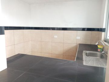 *VENDO HERMOSA CASA DE 4 PISOS + AZOTEA Y COCHERA EN URB. LOS JAZMINES CALLAO – EXCELENTE ESTADO*🏡