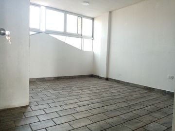 *VENDO HERMOSA CASA DE 4 PISOS + AZOTEA Y COCHERA EN URB. LOS JAZMINES CALLAO – EXCELENTE ESTADO*🏡
